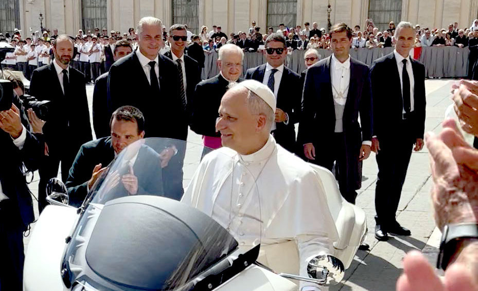 Papst Leo XIV. auf Harley der 'Jesus biker'