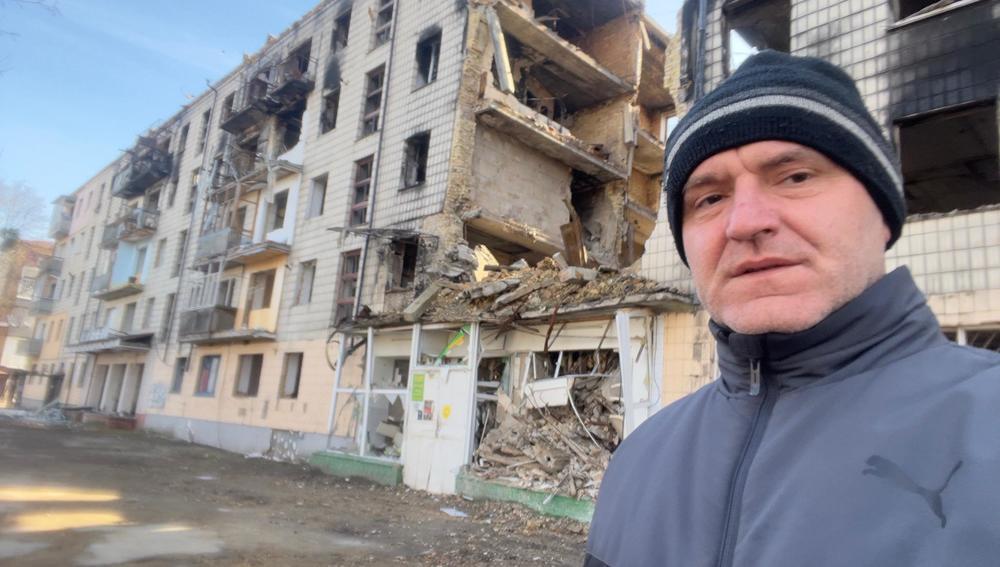 P. Jozef Gwozdz SVD bei besuch in einer zerstörten Stadt in der Ukraine