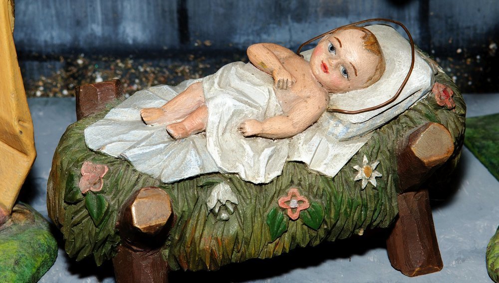 Jesuskind in einer Krippe aus Böhmen