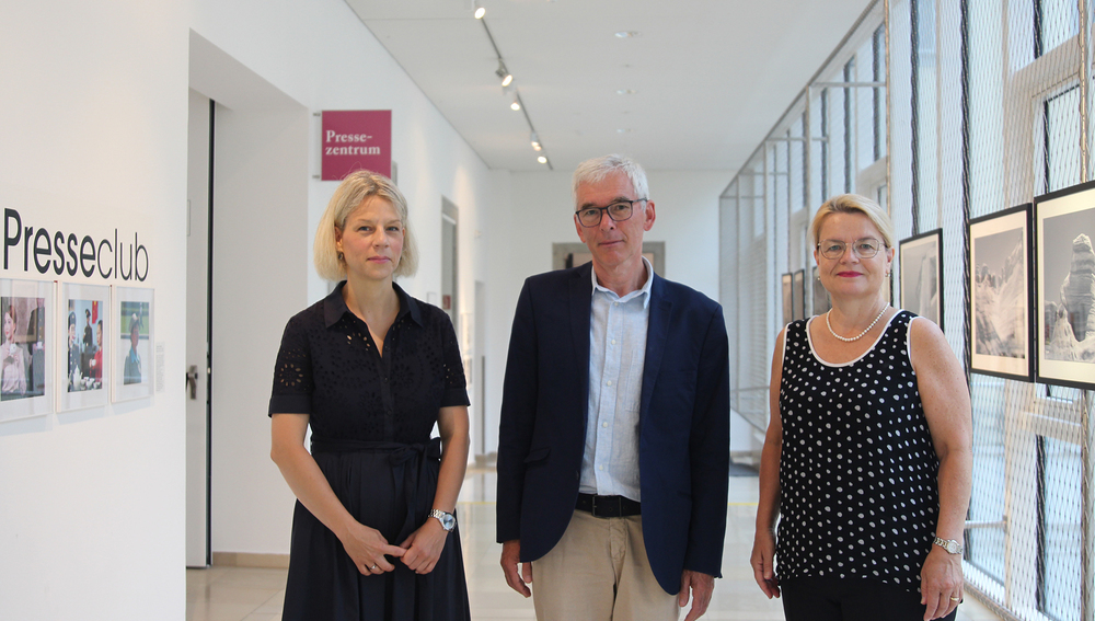 PK am 17.7.2023 (v.l.) Barbara Lanzerstorfer-Holzner, Referentin TelefonSeelsorge OÖ – Notruf 142, Josef Hölzl, Referent für Beratung bei BEZIEHUNGLEBEN.AT und bei der Männerberatung der Diözese Linz, Silvia Breitwieser, Leiterin TelefonSeelsorge OÖ 