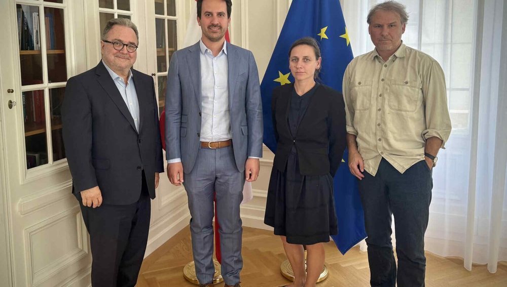 Diakonie-Spitze bei Bildungsminister Wiederkehr (v.l.: Bischof Michael Chalupka, Minister Christoph Wiederkehr, Diakonie-Sozialexperten Andrea Werdenig und Martin Schenk)