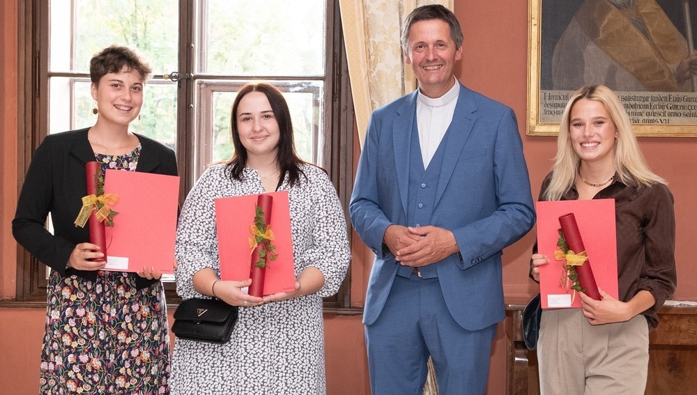 Preissträgerinnen des diesjährigen „Dr. Olaf Colerus-Geldern Preises“ 2023 Theresa Edelsbrunner, Sophie De Monte und Lisa Ortner (v. l.) mit Schulamtsdirektor Allmaier