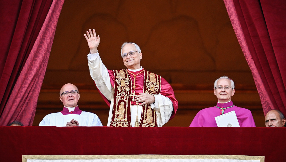 Papst Leo XIV., der frühere Kardinal Robert F. Prevost, winkt nach seiner Wahl zum Papst am 8. Mai 2025 der Menge auf dem Petersplatz im Vatikan.
