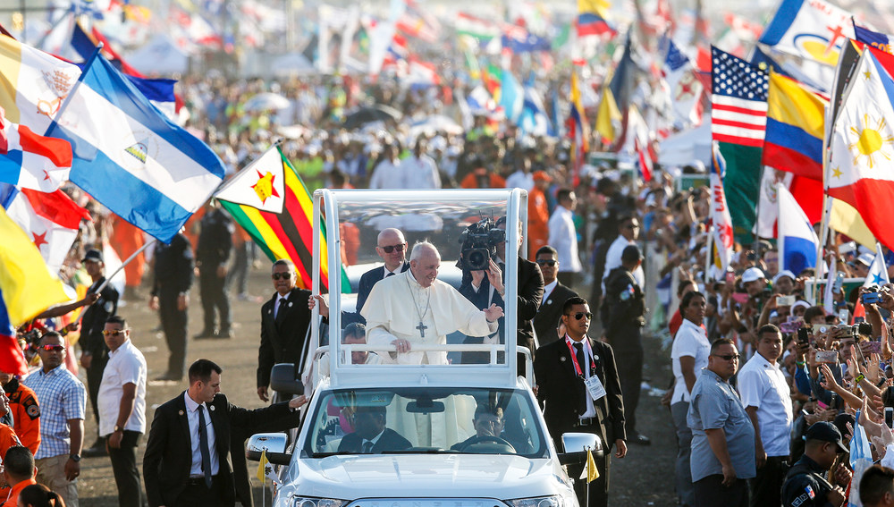 Jugendliche jubeln und schwenken Fahnen bei der Ankunft von Papst Franziskus zur Abschlussmesse des Weltjugendtags 2019 am 27. Januar 2019 auf dem Campo San Juan Pablo II in Panama City.