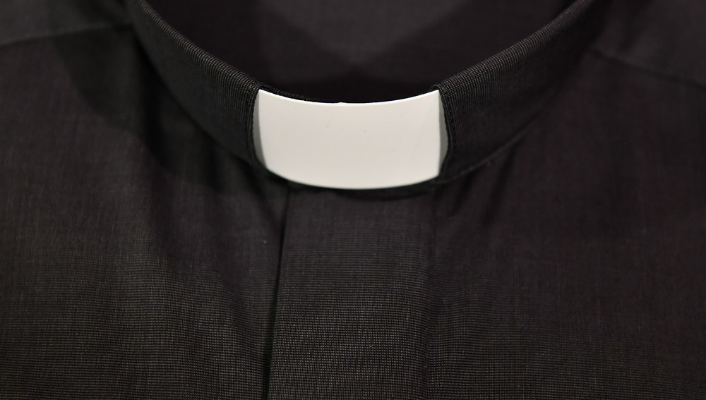 Schwarzes Priesterhemd mit eingestecktem Kollar