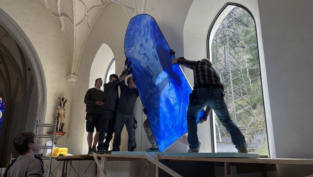 Montage der neuen Kirchenfenster 