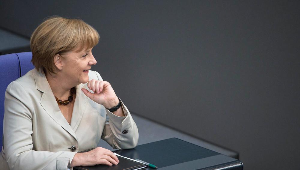 Bundeskanzlerin Angela Merkel (mit Unterlagen) in einer Bundestagssitzung.