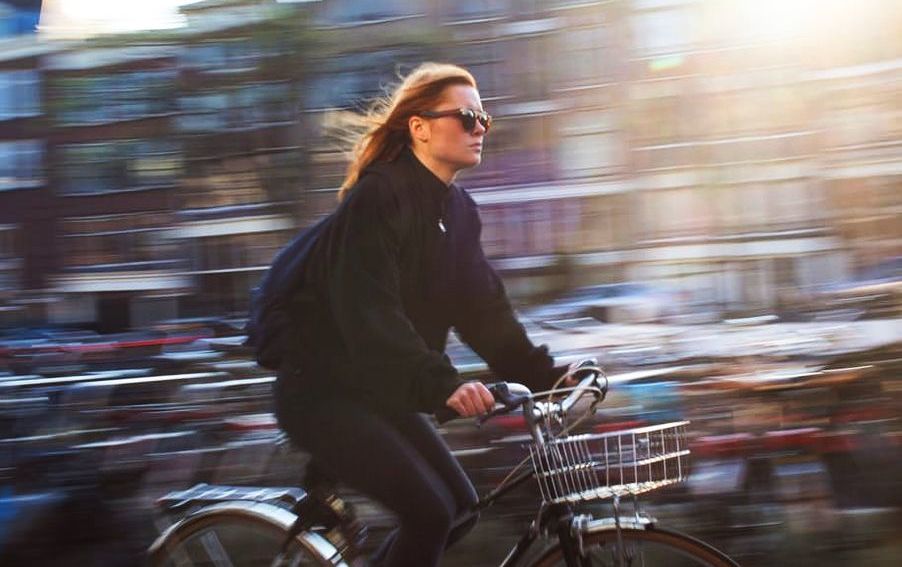 Frau am Fahrrad