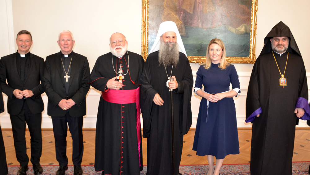 v.l.n.r. Bischofskonferenz-Generalsekretär Peter Schipka, Bischofskonferenz-Vorsitzender Erzbischof Franz Lackner, Nuntius Erzbischof Pedro Lopez Quintana, serbisch-orthodoxer Patriarch Porfirije, Bundesministerin Susanne Raab, ÖRKÖ-Vorsitzender Bisc