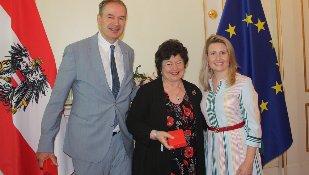 Aufgenommen am 28. Juni 2024 - v.l.: Alfred Trendl, Elisabeth Potzinger, BM Susanne Raab