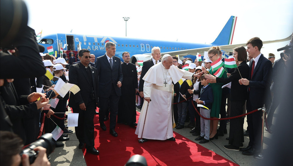 Papst auf dem Flughafen Budapest am 28.4.2023
