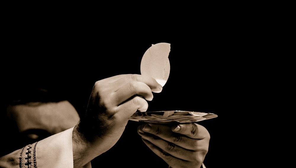 Priester bei der Eucharistiefeier