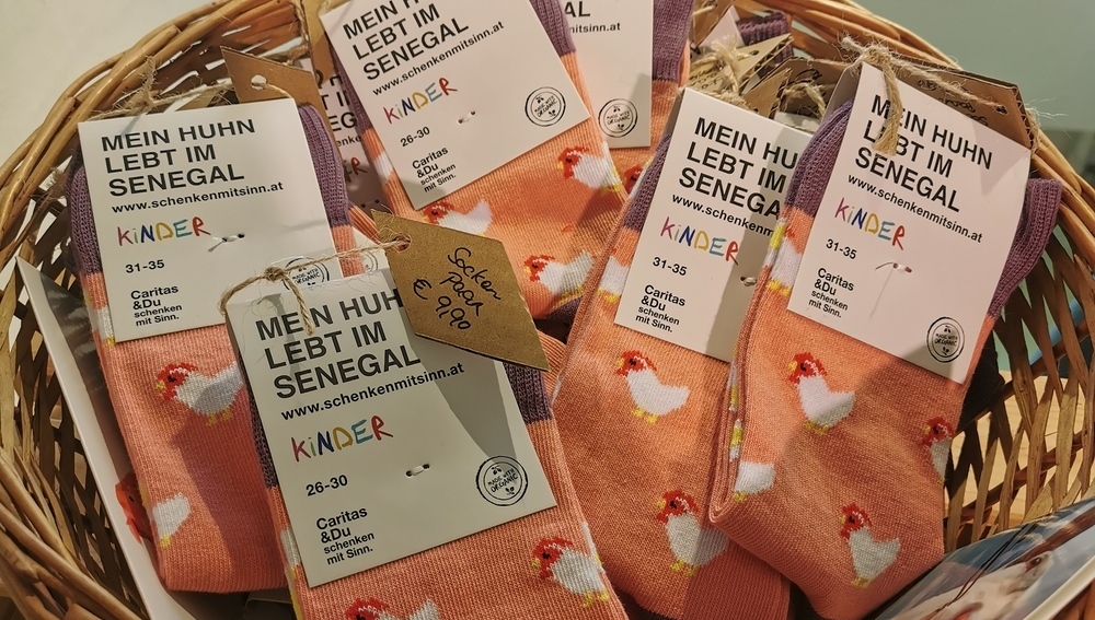 2)	Socken mit lustigen Tiermotiven sind Geschenke, die nachhaltig Freude bereiten und Menschen helfen