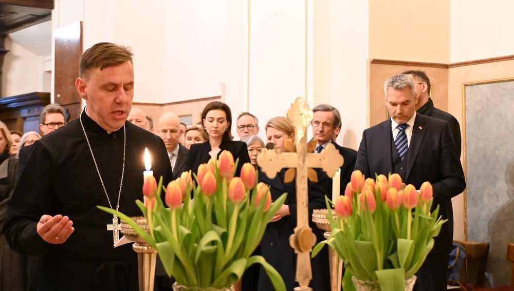 Ukrainisch-katholischer Pfarrer Taras Chagalla spricht Gebet