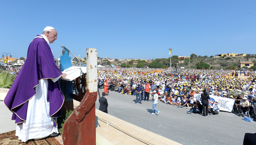 Papst Franziskus hält die Predigt während einer heiligen Messe am 8. Juli 2013 auf Lampedusa (Italien).