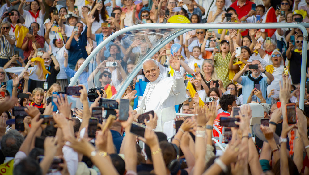 Papst Leo XIV. im Papamobil beim Besuch in Spanien