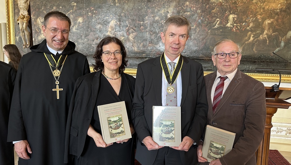 Erzabt Korbinian Birnbacher, Michaela Sohn-Kronthaler, Andreas Sohn, Jacques Verger mit Festschrift 'Europa und Christentum' bei Festakt zum 85. Geburstatg von Andreas Sohn in Heiligenkreuz