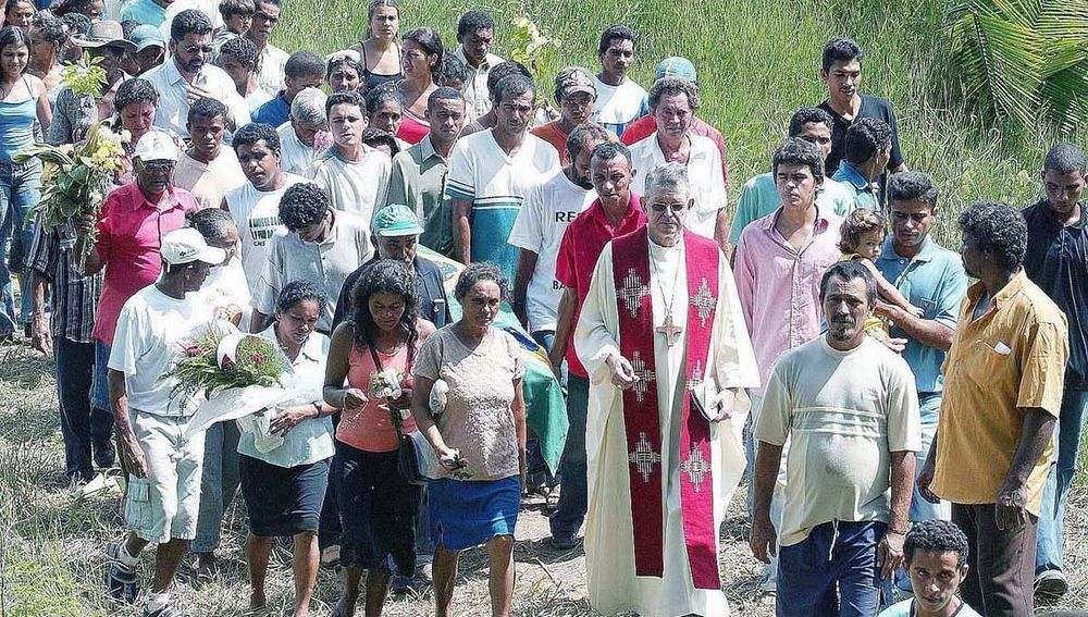 Bischof Kräutler bei Begräbnis von Sr. Dorothy Stang im Jahr 2005