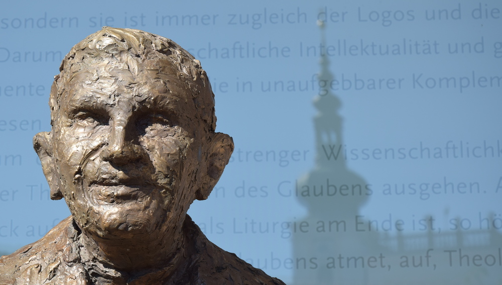 Im Innenhof der Hochschule Heiligenkreuz wurde die Bronze-Statue am 1. Oktober 2015 von Erzbischof Georg Gänswein enthüllt