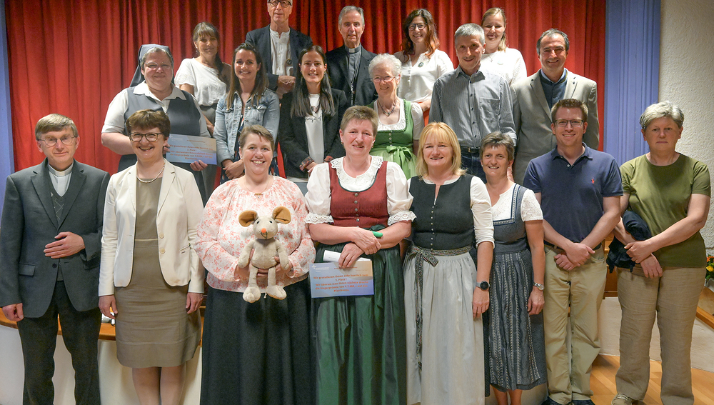 Foto (große Gruppe): Weihbischof Hansjörg Hofer und Seelsorgeamts-Leiterin Lucia Greiner mit den „Effata“-Preisträger-Pfarren Schwendt, Angath-Angerberg-Mariastein und Waidring bei der Prämierung in Waidring.