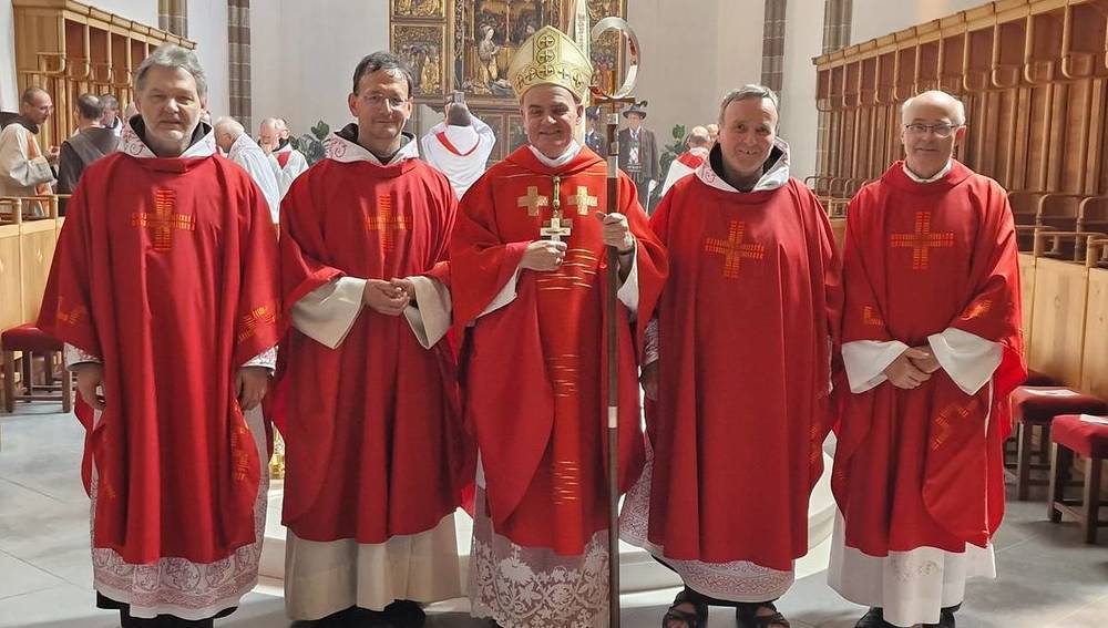 Neupriester Moritz Windegger (2. v.l.) mit Bischof Ivo Muser und Provinzial Fritz Wenigwieser (li)