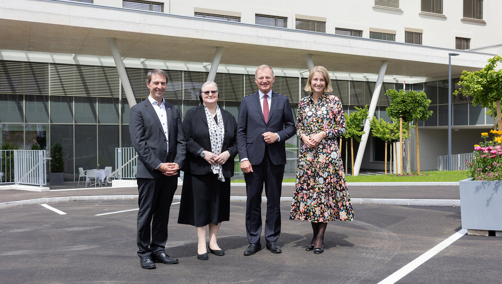von links: Krankenhaus-Geschäftsführer Erwin Windischbauer, Schwester Angelika Garstenauer (Generaloberin der Franziskanerinnen von Vöcklabruck), Landeshauptmann Thomas Stelzer und Landeshauptmann-Stellvertreterin Christine Haberlander