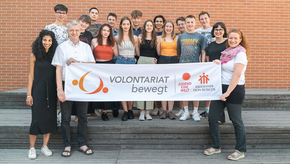 Volontär_innen mit Mag. Mariama Sow (1. Reihe 1. v li, Pater P. Obermüller (1. Reihe, 2. v li), Hannelore Bauer (1. Reihe 1. v re).