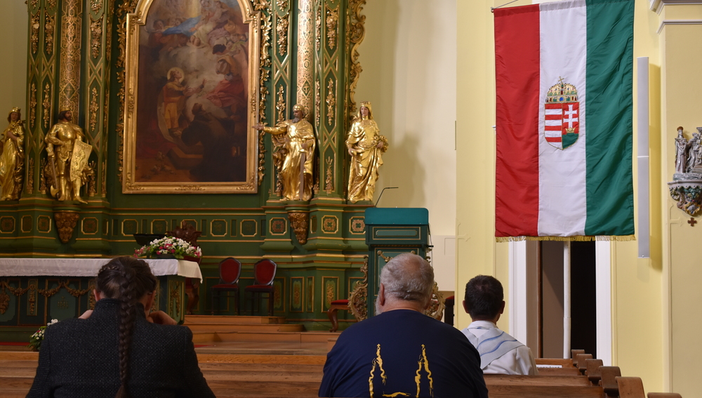 Gläubige in der mit einer ungarischen Fahne geschmückten Budapester Szent-Imre-Kirche