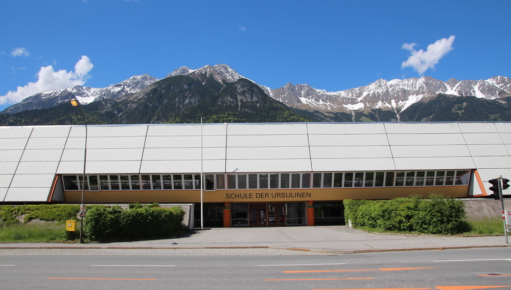 Die Schule der Ursulinen in Innsbruck sticht durch ihre außergewöhnliche Architektur hervor.