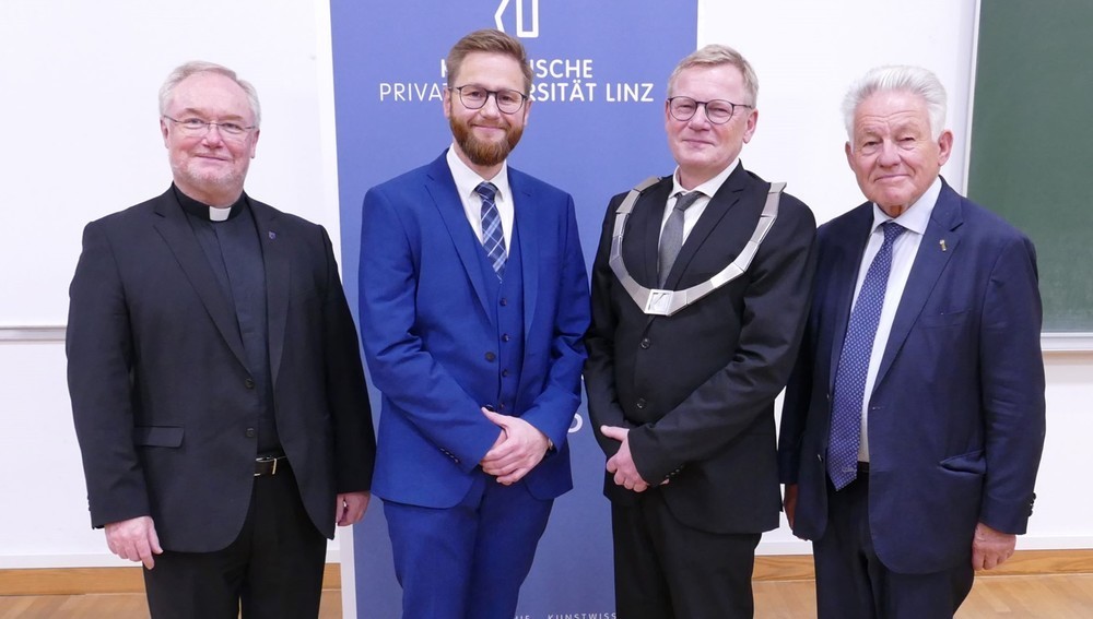 Generalvikar Lederhilger (l.), Andreas Graßmannn, KU-Rektor Niemand, Landeshauptmann a.D. Pühringer bei Antrittsvorlesung von Kirchenrechtler Graßmann an KU Linz