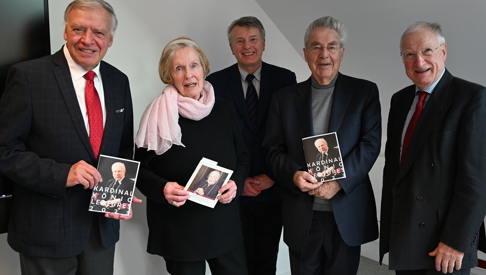 Aufgenommen am 16. März 2023 in Wien - v.l.: Michael Glanz (ACUS), Annemarie Fenzl (KK-Archiv), Johannes Ketzer (Arge kath. Religionsprof.), Altbundespräsident Heinz Fischer, Johann Hisch (PILGRIM)
