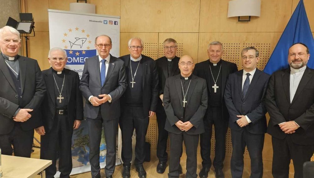 EU-Vizeparlamentspräsident Karas (3.v.l.) bei der COMECE-Herbstversammlung 2023