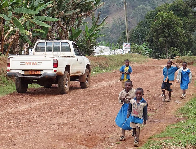 MIVA-Fahrzeug im Einsatz in Kamerun