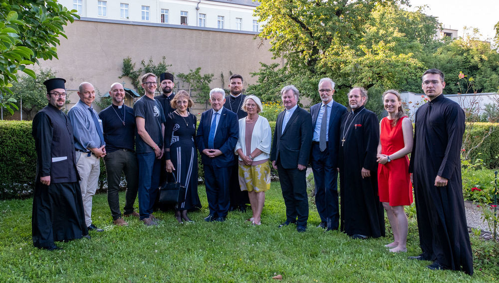 Gruppenfoto mit den Vertreterinnen und Vertreter der christlichen Kirchen.