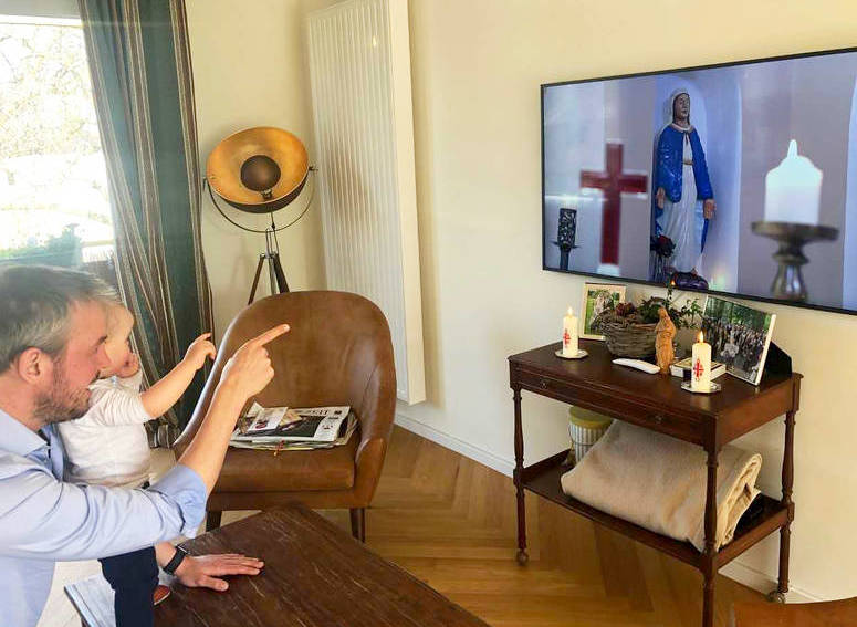 Vater mit Kind beim TV-Gottesdienst