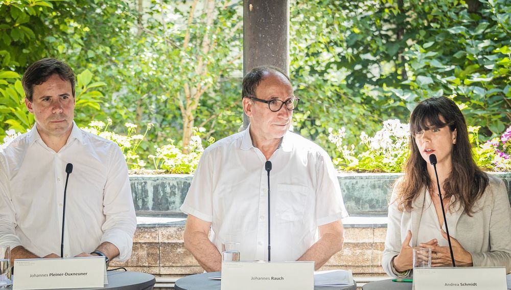 Minister Rauch (Mitte) präsentiert Hitzeschutz-Plan in Caritas-Klimaoase