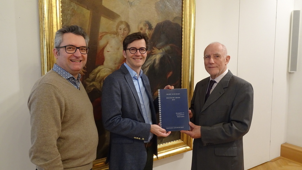 Photo (von links nach rechts): Johann Simon Kreuzpointner, Präsident der österr. Kirchenmusikkommission, Domkapellmeister Markus Landerer, Musikverleger Reinhard Goldgruber