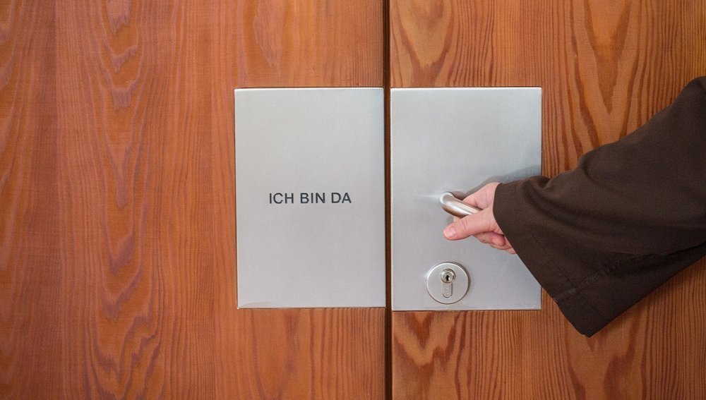 Tür in Ordenshaus mit Aufschrift 'Ich bin da'