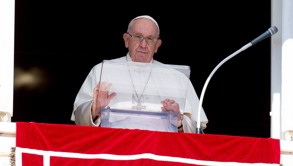 Papst Franziskus beim Angelusgebet am Fenster des Apostolischen Palasts