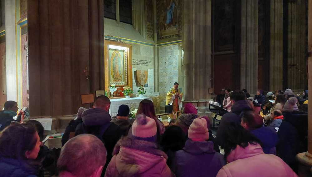 Guadalupe-Altar in Wien mit Lateinamerikanern