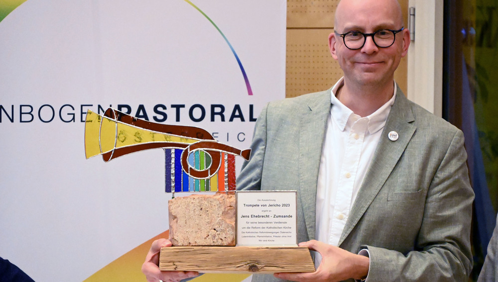 '#OutInChurch'-Mitgründer Jens Ehebrecht-Zumsande mit Preis 'Trompete von Jericho' der Kirrchenreform-Gruppen in Österreich am 6.10.2023 in WIen