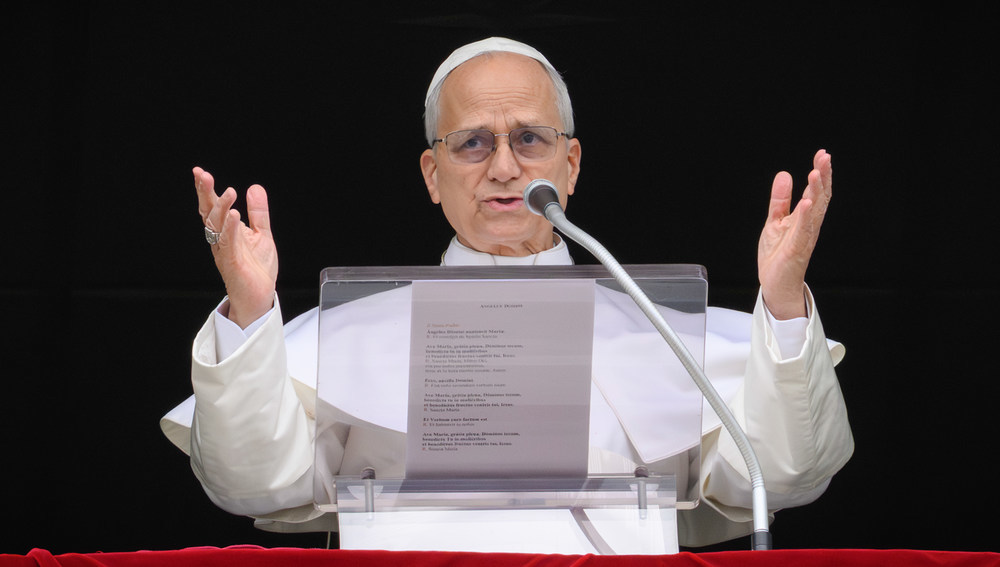 Papst Leo XIV. beim Angelus-Gebet am Fenster des Apostolischen Palastes