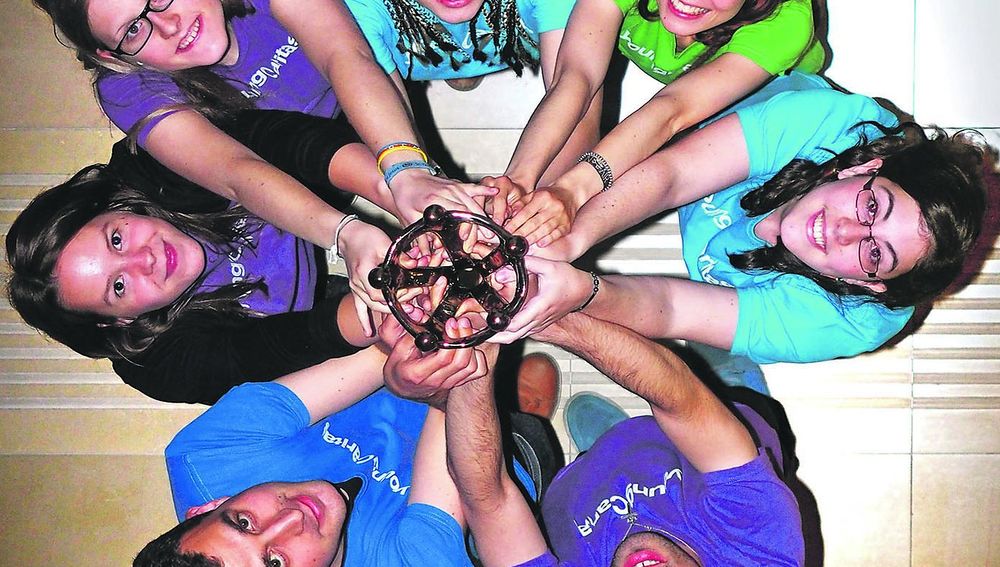 Jugendichen von actionPools der youngCaritas mit dem Solidaritätspreis