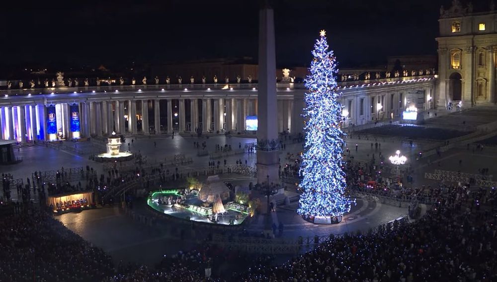 Christbaum und Weihnachtskrippe auf dem Petersplatz