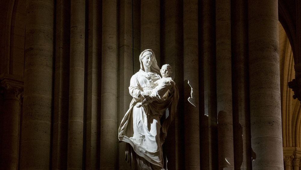 Maria mit dem Jesuskind in der Kathedrale Notre-Dame