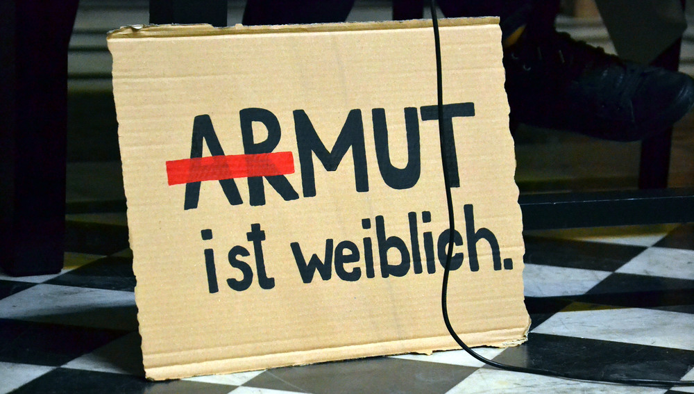 Schild 'Armut ist weiblich'
