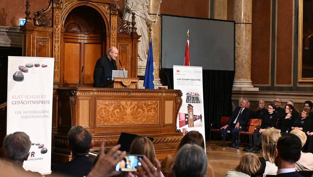 Kardinal Schönborn beim Festakt '100 Jahre Kurt Schubert' an der Universität Wien