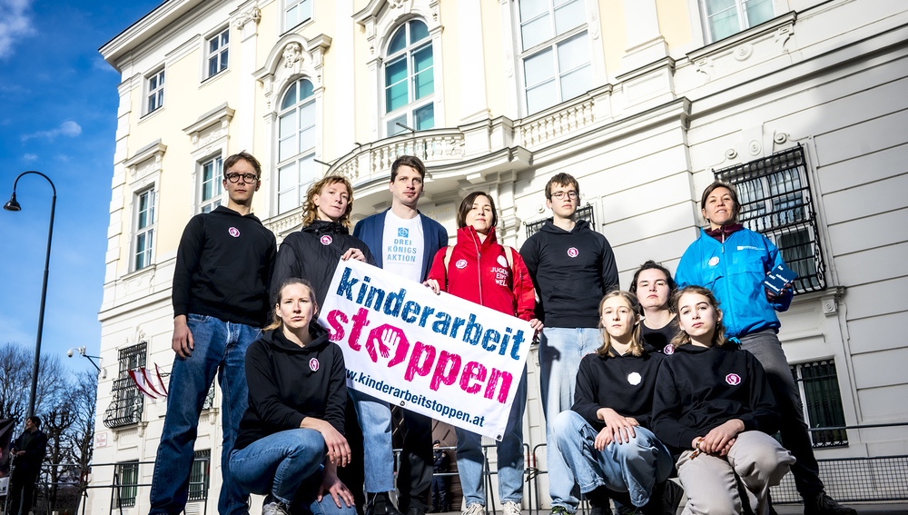 Tanzperformance 'Kinderarbeit Stoppen' vor dem Bundeskanzleramt