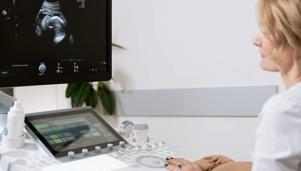 Frauenärztin führt Ultraschalluntersuchung durch