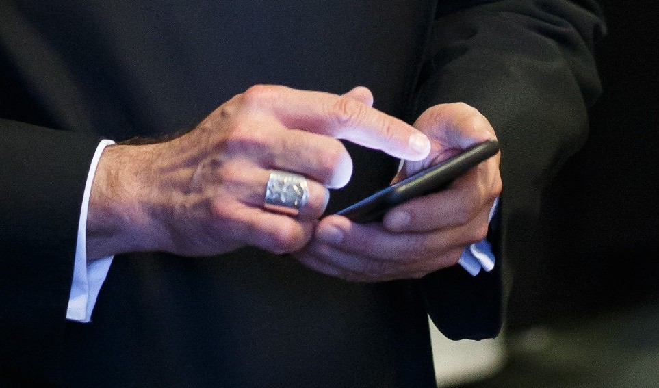Mönch nutzt ein Smartphone
